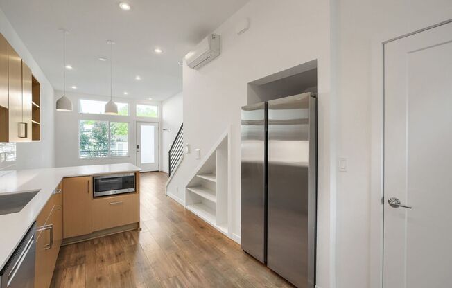 Stunning 2bed/2bath Townhome in Convenient Seattle Location!
