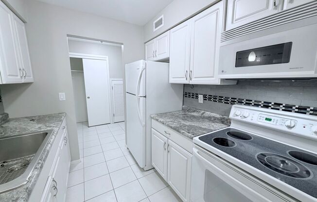 Large 1BR Condo with Patio, Heated Parking, Pool, Sauna & Tennis Courts!