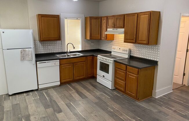 I70/BRIGHTON BLVD, EYLRIA-SWANSEA, 2 BED, NEW FLOOR/PAINT/TILE/STORAGE/FENCE, COVERED PORCH! UPDATED KITCHEN AND BATH!