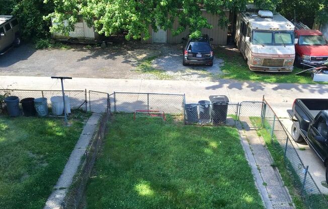 2 beds, 1 bath, $1,095, Unit Unit B