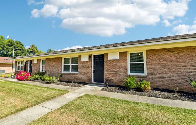 2 beds, 1 bath, 725 sqft, $1,250, Unit 90-3