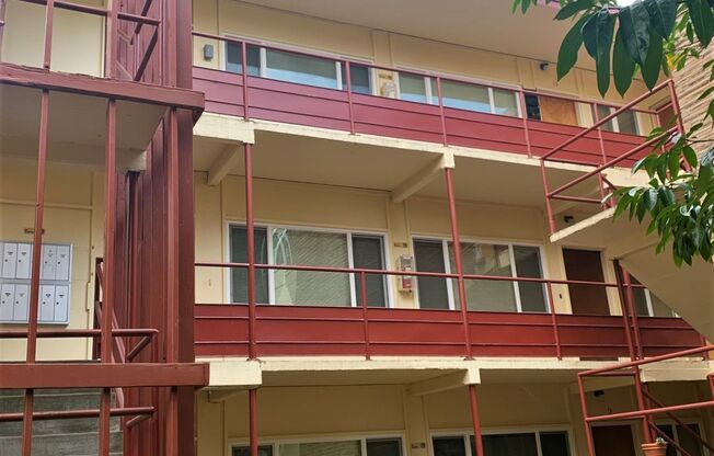 Seward Park Court: Hidden Gem in Serene Neighborhood w/ FREE Onsite Parking