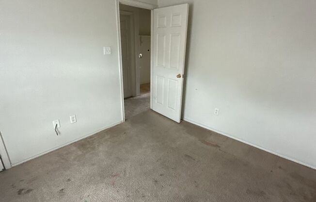 2 beds, 1 bath, 857 sqft, $675, Unit B