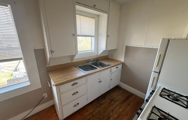 1 bed, 1 bath, $550, Unit Rear Upstairs