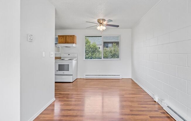 3 beds, 1 bath, 864 sqft, $1,995, Unit 17