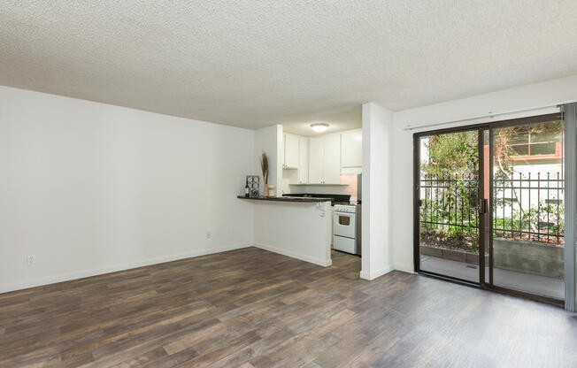 2185 Chatsworth Blvd, San Diego, CA 92107-Loma Highlands Apartment Homes Living Room