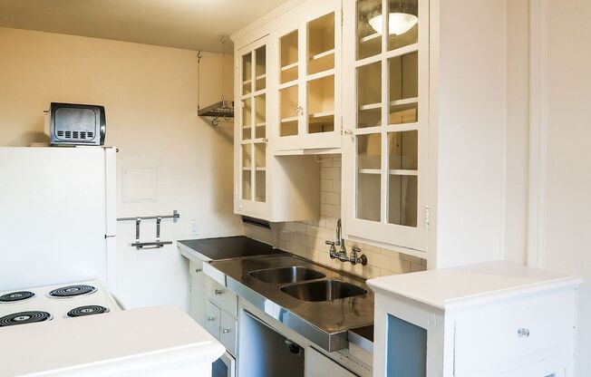 Huntington Arms - Located on the west slope of Capitol Hill