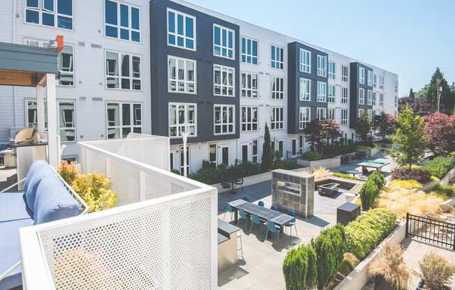 Meetinghouse Apartments Outdoor Courtyard