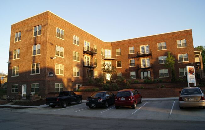 2 beds, 1 bath, 800 sqft, $1,295, Unit 601 - Unit 105 B800