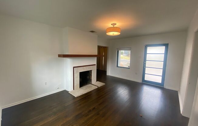 2 beds, 1 bath, $2,595