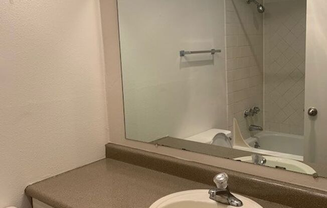 Studio, 1 bath, 350 sqft, $1,025, Unit 105