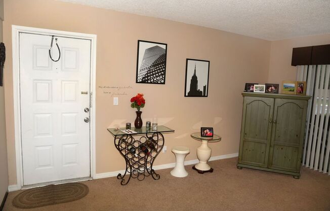 1/1 first floor condo with community pool near Azalea Park