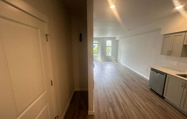 1 bed, 1 bath, 737 sqft, $1,750, Unit 40-204