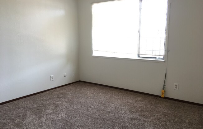 2 beds, 1 bath, 950 sqft, $2,375, Unit 4831 Overend Ave