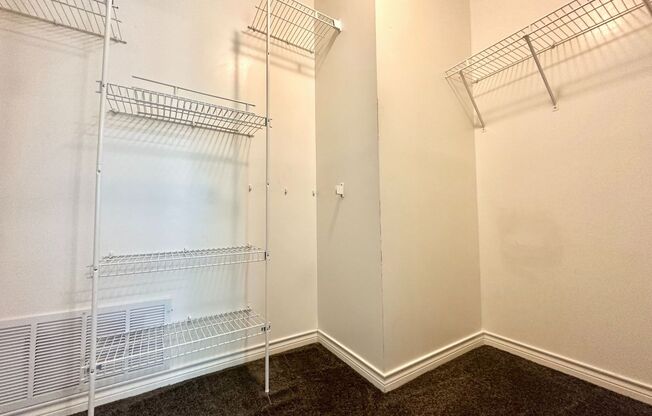 2 beds, 1 bath, 924 sqft, $1,075, Unit J3