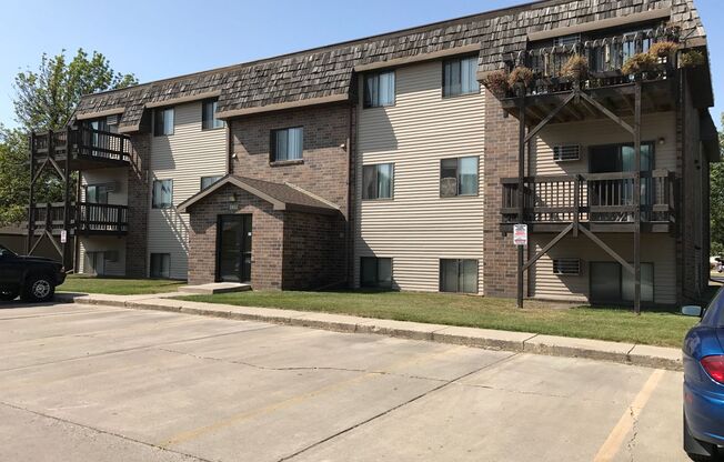 2 beds, 1 bath, 940 sqft, $725, Unit #10 - Garage 34