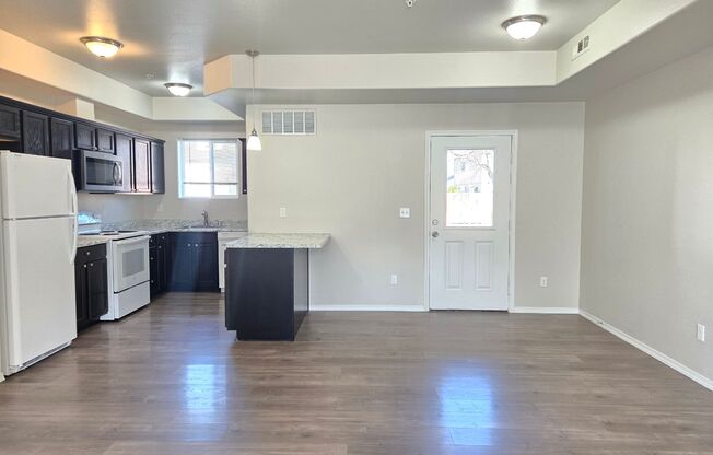 UP TO 1 MONTH FREE! 3 Bedroom Available at Sunset Ridge Apartments