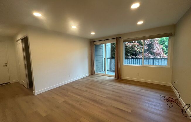 Beautiful 2 Bedroom, 2 Bathroom Condo in North Seattle - Available Now!