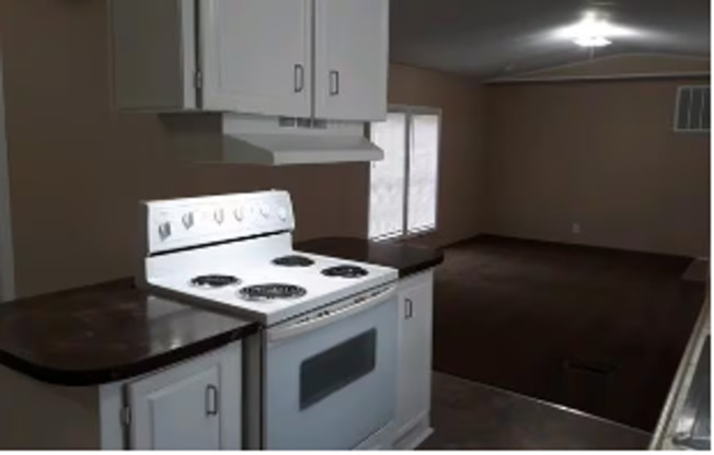 Charming 2 Bed/2 Bath Taylors Home with Spacious Yard & Convenient Greenville Access