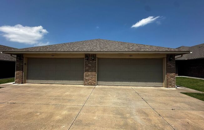 3 Bedroom 2 Bathroom 2 Car Garage Duplex In Moore