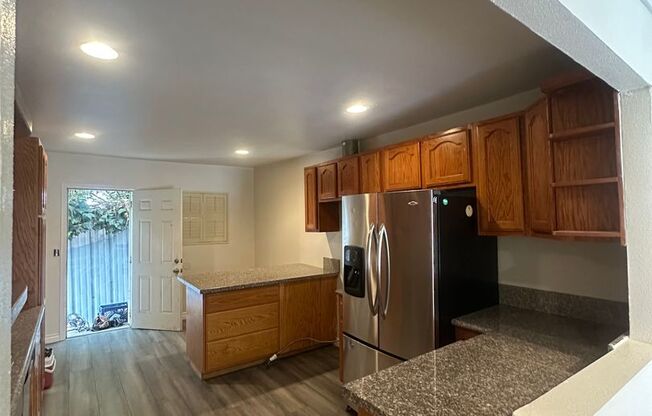 7805 Whitsett Ave