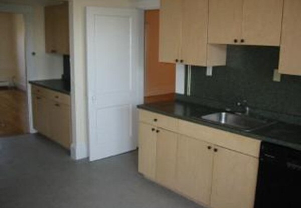 4 beds, 1 bath, 1,350 sqft, $3,700, Unit 3