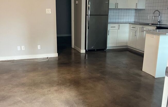 1 bedroom, 1 bath with enclosed backyard