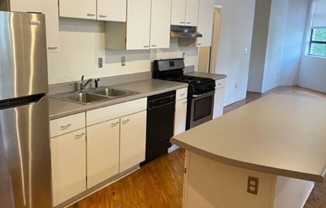 2 beds, 1 bath, 1,140 sqft, $2,200, Unit 900-314