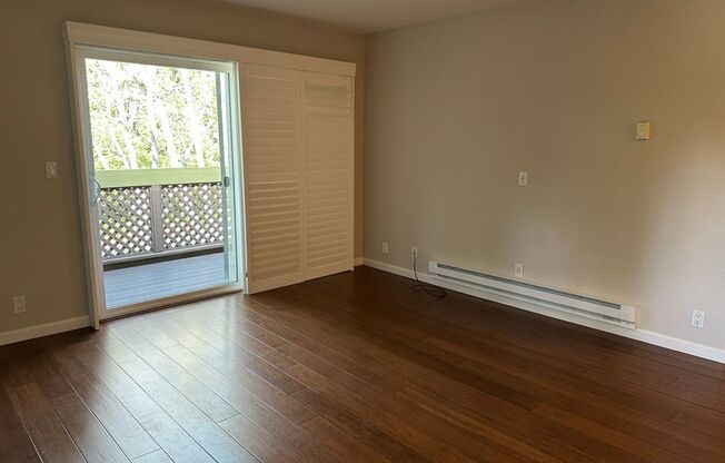 Remodeled 1 bedroom, 1 bathroom Upstairs Condo in the Desirable Sierra Crest Community!