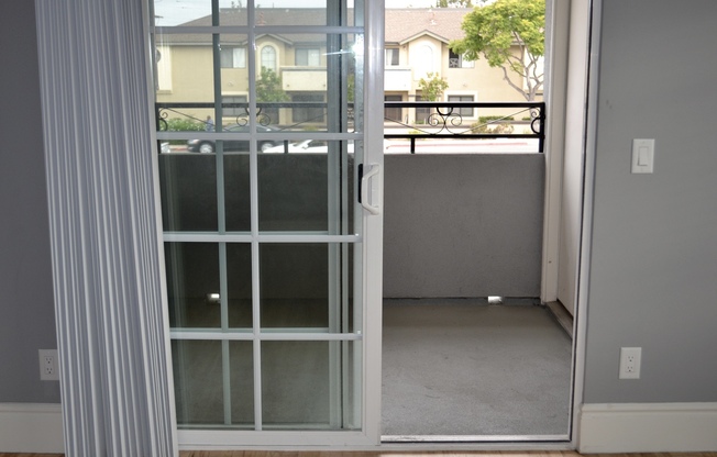 Gorgeous 2/2 with Assigned Parking! In Unit Washer & Dryer! Gated Community! Centrally Located!