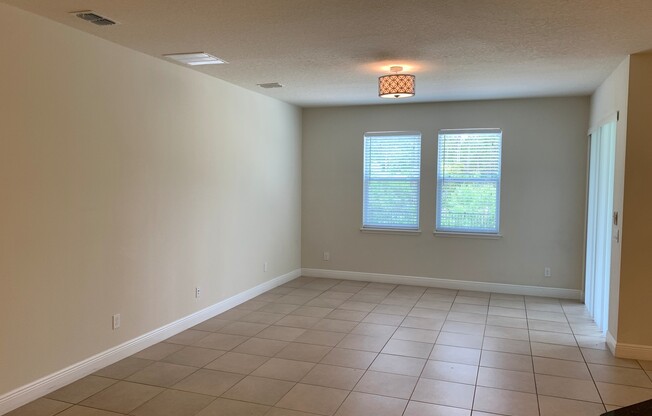 Beautiful 4/3 with fenced yard in Hunters Creek! Available August 2026