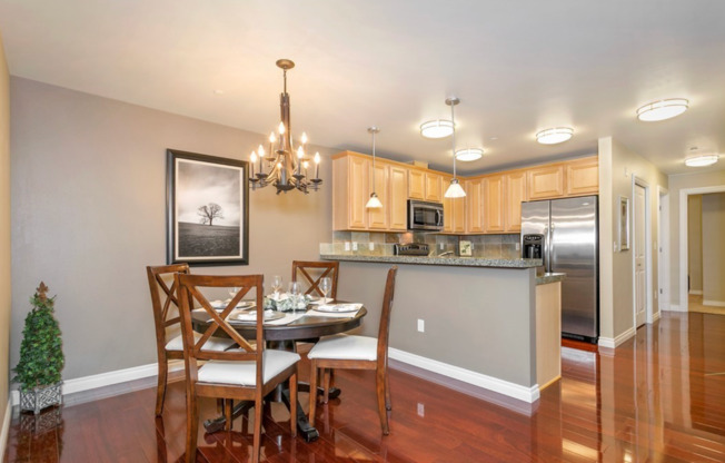 Beautiful Top-Floor 2BR/2BA Condo – Walk to Totem Lake, Parks & More