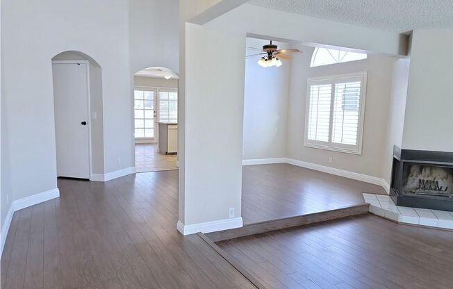 HIGHLY DESIRABLE "THE LAKES" COMMUNITY!!