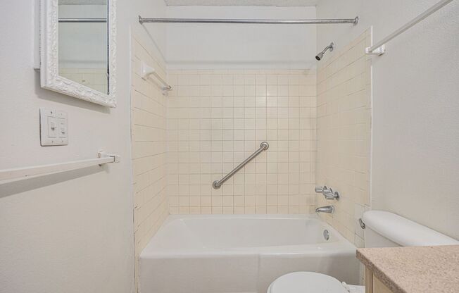 1 bed, 1 bath, 870 sqft, $945, Unit 7071 Unit #225