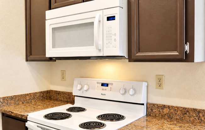 Homey 2-bedroom condo in Newark - convenient location!