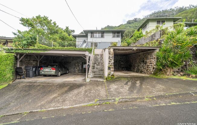 Recently Renovated 2BR/1BA/2 tandem PKG (covered & uncovered) in Kalihi Valley!