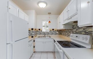 2 bedroom, 2 bath town house minutes from the Strip
