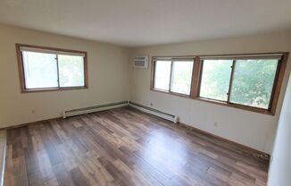 2 beds, 1 bath, $1,300, Unit 301