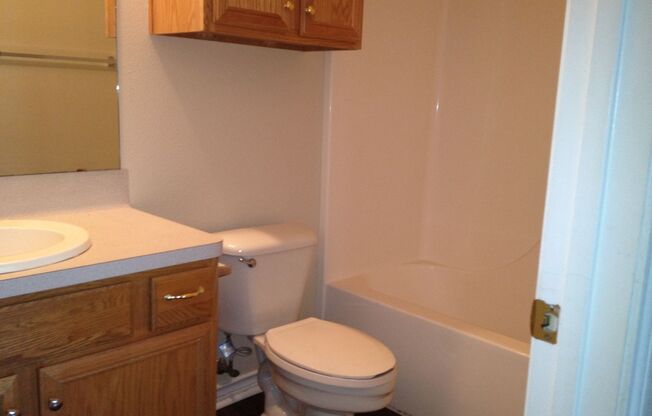 PET FRIENDLY! PRICED RIGHT! SUBLEASE AVAILABLE! NO DEPOSIT!