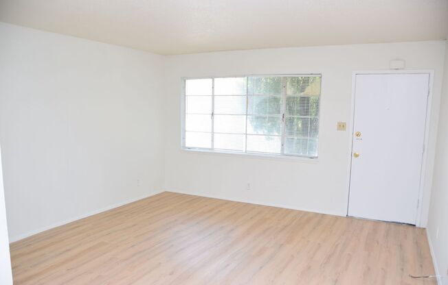 1 BEDROOM WITH GRASS COURTYARD