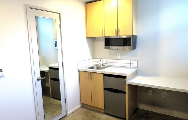 Studio, 1 bath, 146 sqft, $870, Unit 31-E102