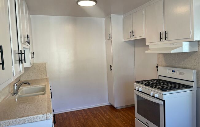 2 beds, 1 bath, 900 sqft, $1,950, Unit 319-7