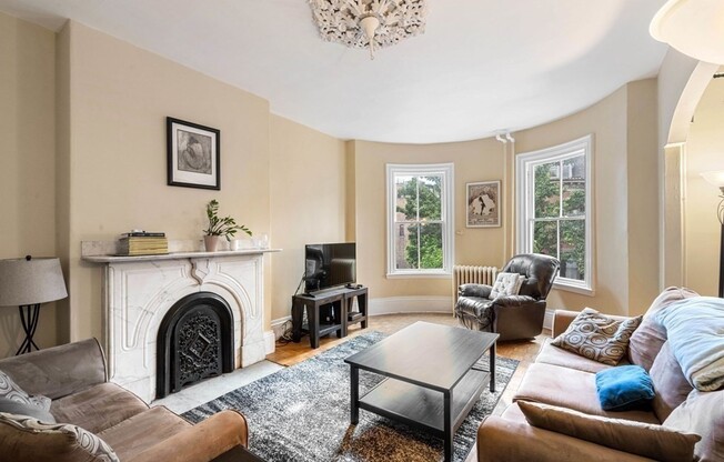 152 W CANTON ST