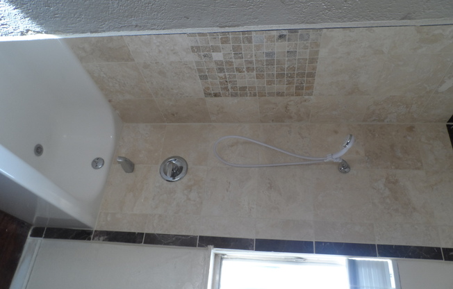 3 Bedroom 2 Bathroom Home w/ Pool