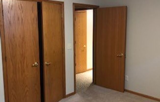 5 beds, 2 baths, $1,550, Unit Unit 1