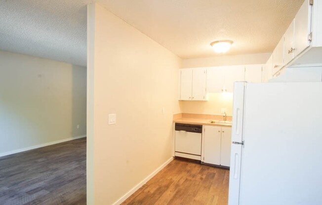 Perfect SE Location: 1st Floor 1-Bed Comes With Parking!