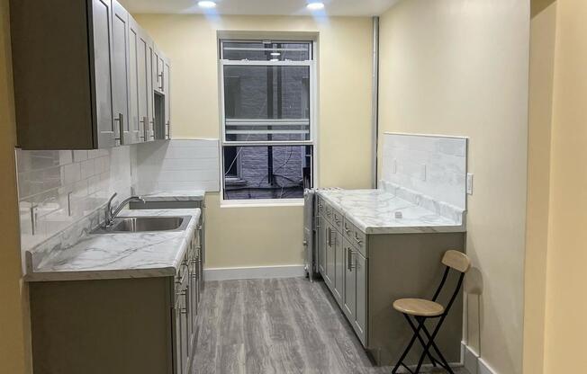 132 E 52 ST