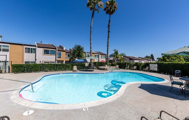 **LOOK NO FURTHER 3 BEDROOM TOWNHOME W/LAUNDRY, A/C, PET FRIENDLY!!