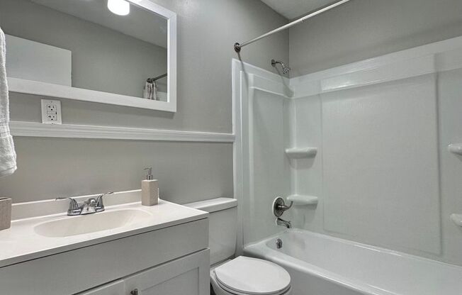 2 beds, 1 bath, 850 sqft, $1,195, Unit Parkway-1