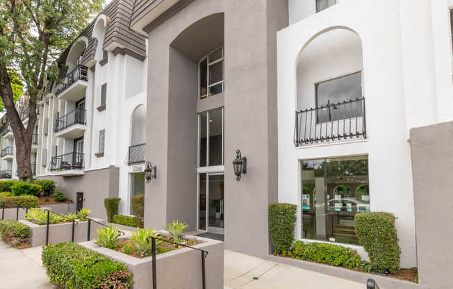 Arlo Woodland Hills